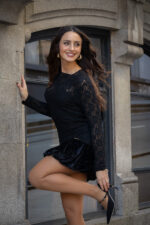 VESTIDO CURTO EM RENDA COM FOLHO EM VELUDO SAHOCO - Image 3