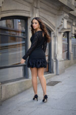 VESTIDO CURTO EM RENDA COM FOLHO EM VELUDO SAHOCO - Image 11