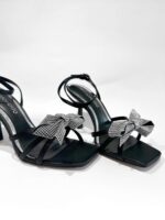 SANDÁLIA PRETA COM LAÇO DE BRILHANTES RINASCIMENTO - Image 3