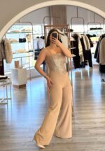 MACACÃO COM LANTEJOULAS DOURADAS RINASCIMENTO