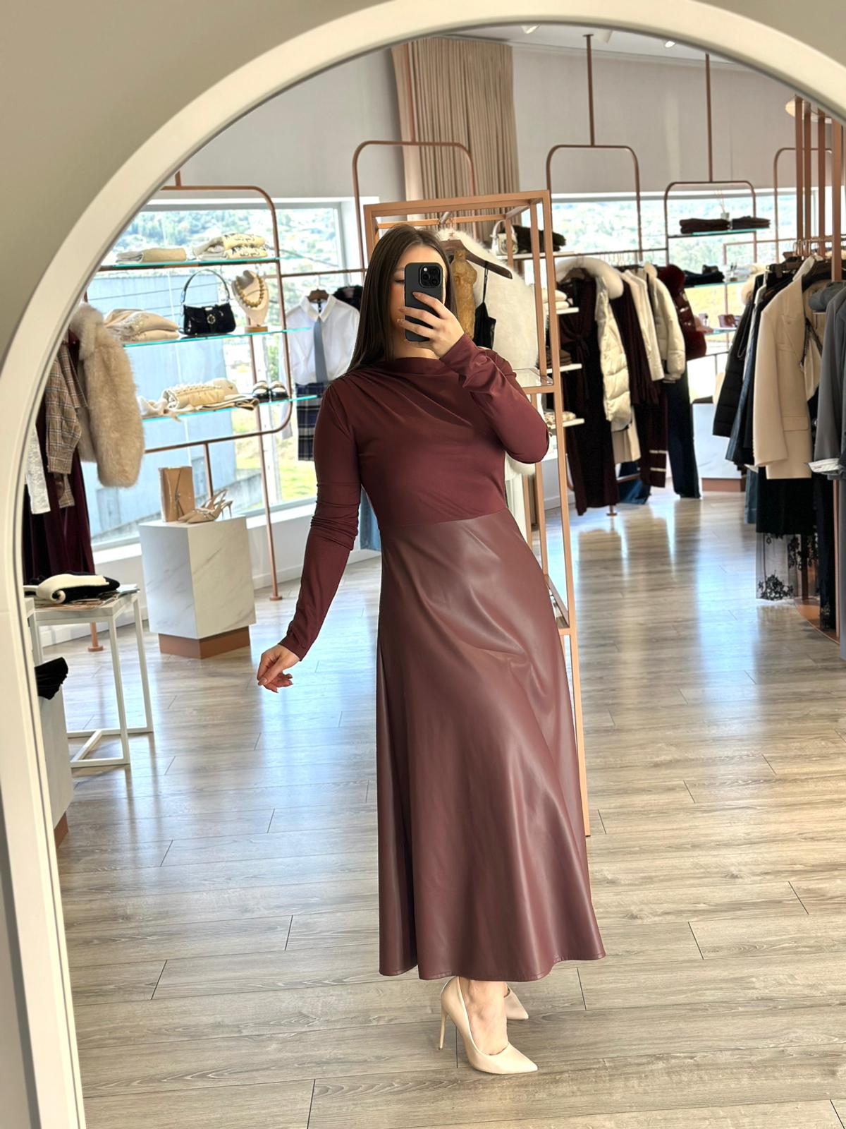 WhatsApp Image 2025-11-11 at 15.12.52 (3) VESTIDO ECOPELE E MALHA BORDÔ IMPERIAL - Image 1