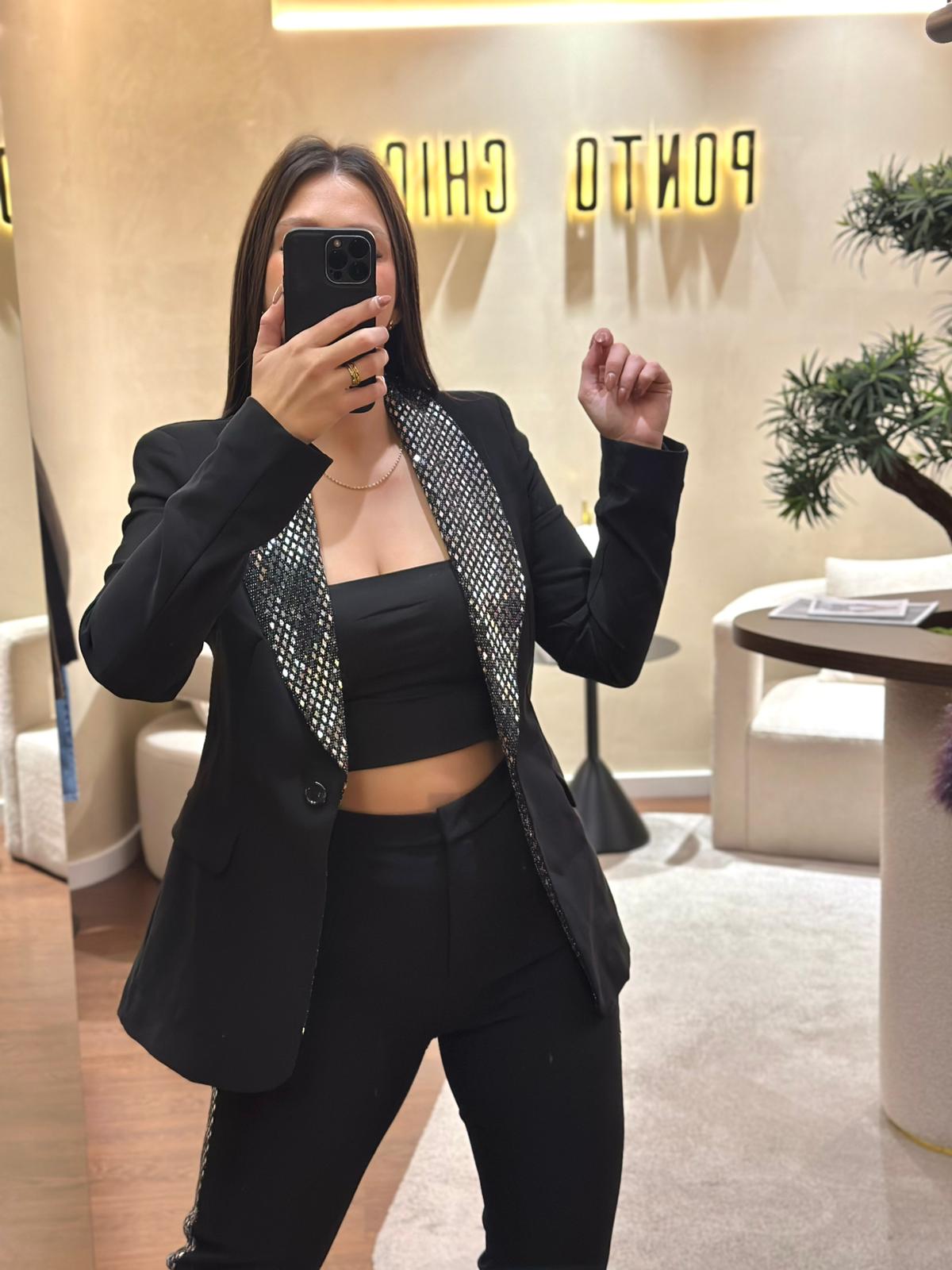 WhatsApp Image 2025-11-12 at 17.30.42 (6) BLAZER PRETO COM LAPELAS DE LANTEJOULAS RINASCIMENTO - Image 1