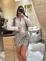 SAIA CURTA PRATEADA DE LANTEJOULAS RINASCIMENTO