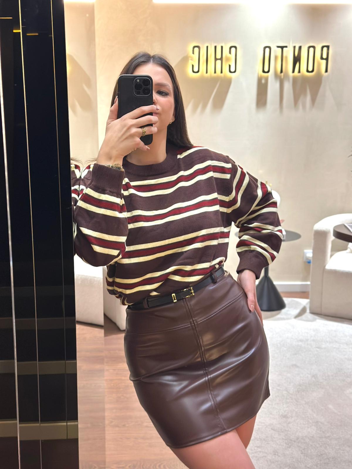 WhatsApp Image 2025-11-14 at 13.02.28 CAMISOLA CASTANHA COM RISCAS CREME E BORDÔ PONTO CHIC - Image 1