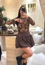 BLUSA CASTANHA COM FLORES PONTO CHIC