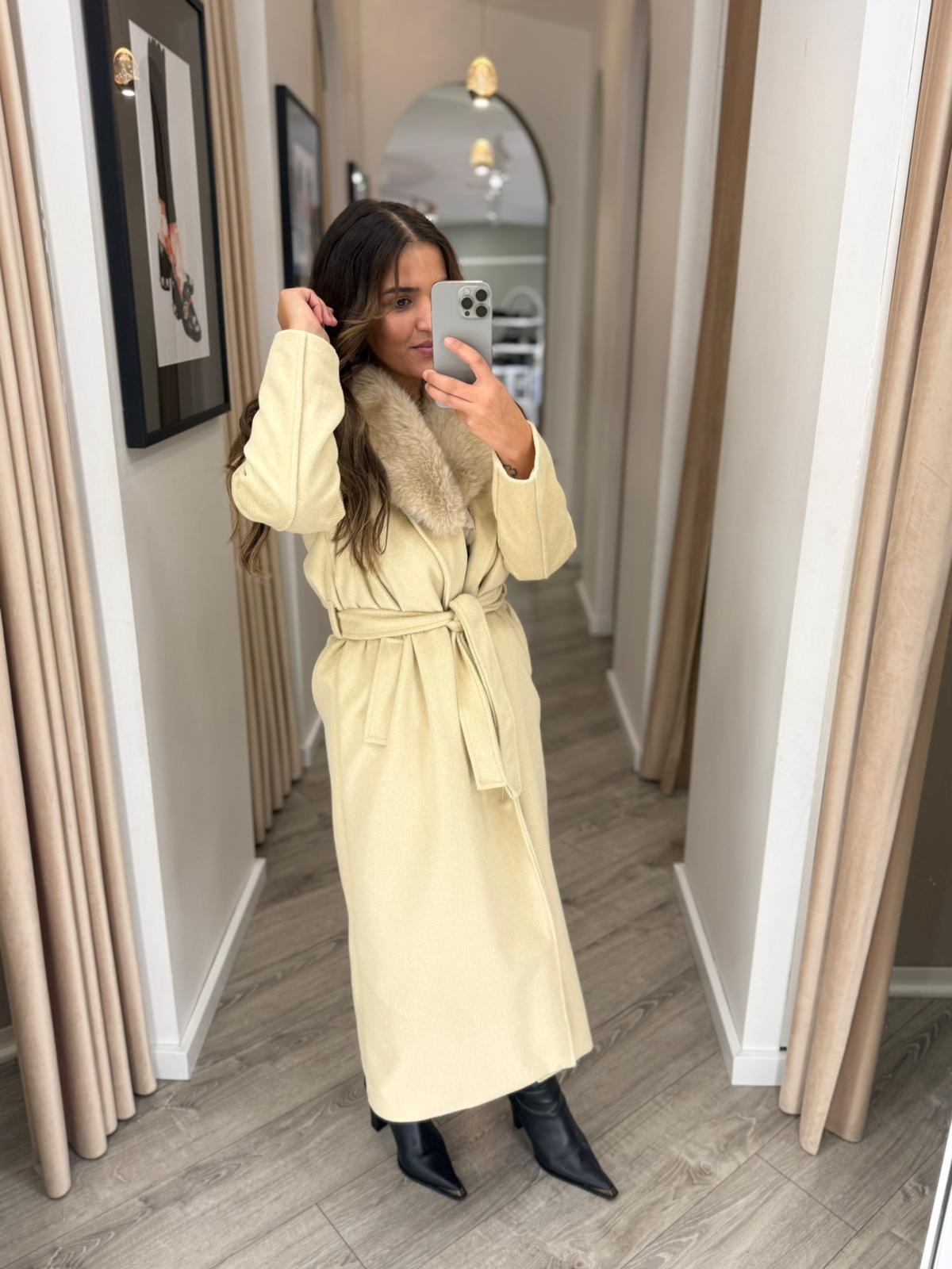 WhatsApp Image 2025-11-14 at 15.58.42 CASACO BEGE COM PELO PONTO CHIC - Image 1