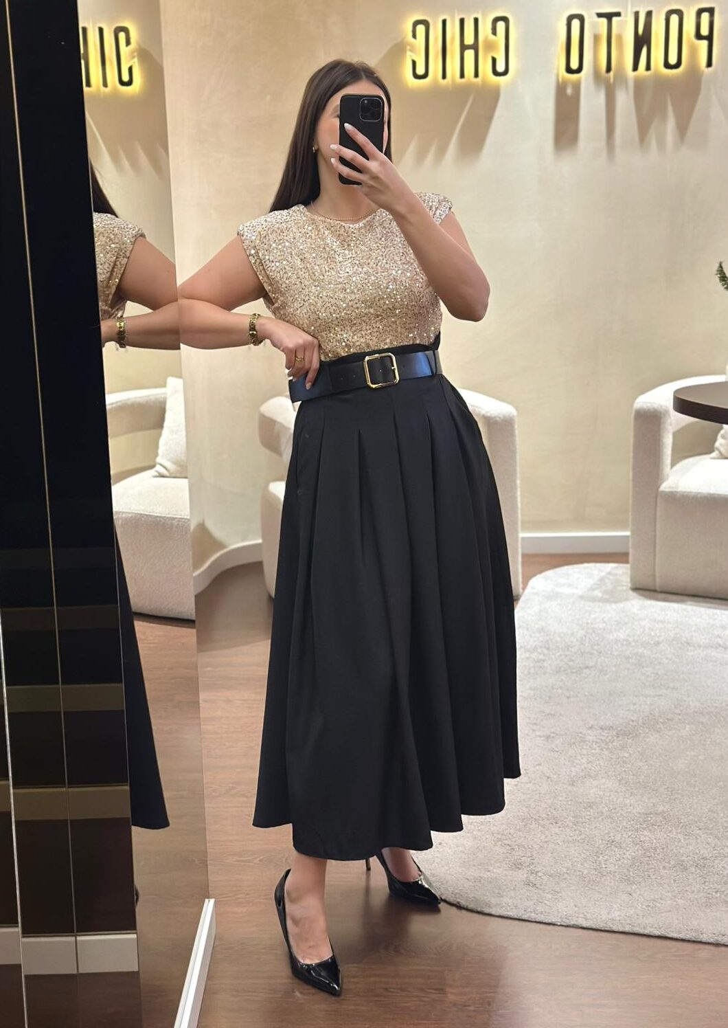 WhatsApp Image 2025-11-20 at 13.16.24 (1) VESTIDO DE LANTEJOULAS DOURADO PONTO CHIC - Image 1