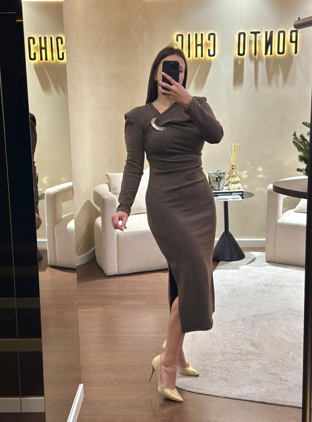 WhatsApp Image 2025-11-25 at 13.20.13 VESTIDO DRAPEADO COM FIVELA DOURADA CASTANHO PONTO CHIC - Image 1