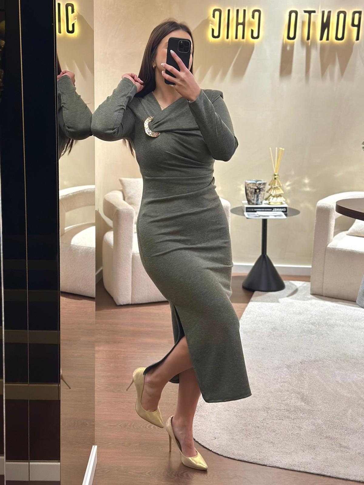 WhatsApp Image 2025-11-25 at 13.20.14 VESTIDO DRAPEADO COM FIVELA DOURADA VERDE PONTO CHIC - Image 1