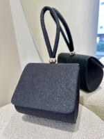 MINI CLUTCH PRETA COM ACABAMENTO CINTILANTE PONTO CHIC