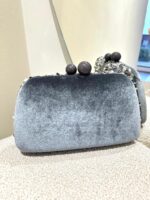 CLUTCH DE VELUDO COM LANTEJOULAS CINZA PONTO CHIC - Image 2