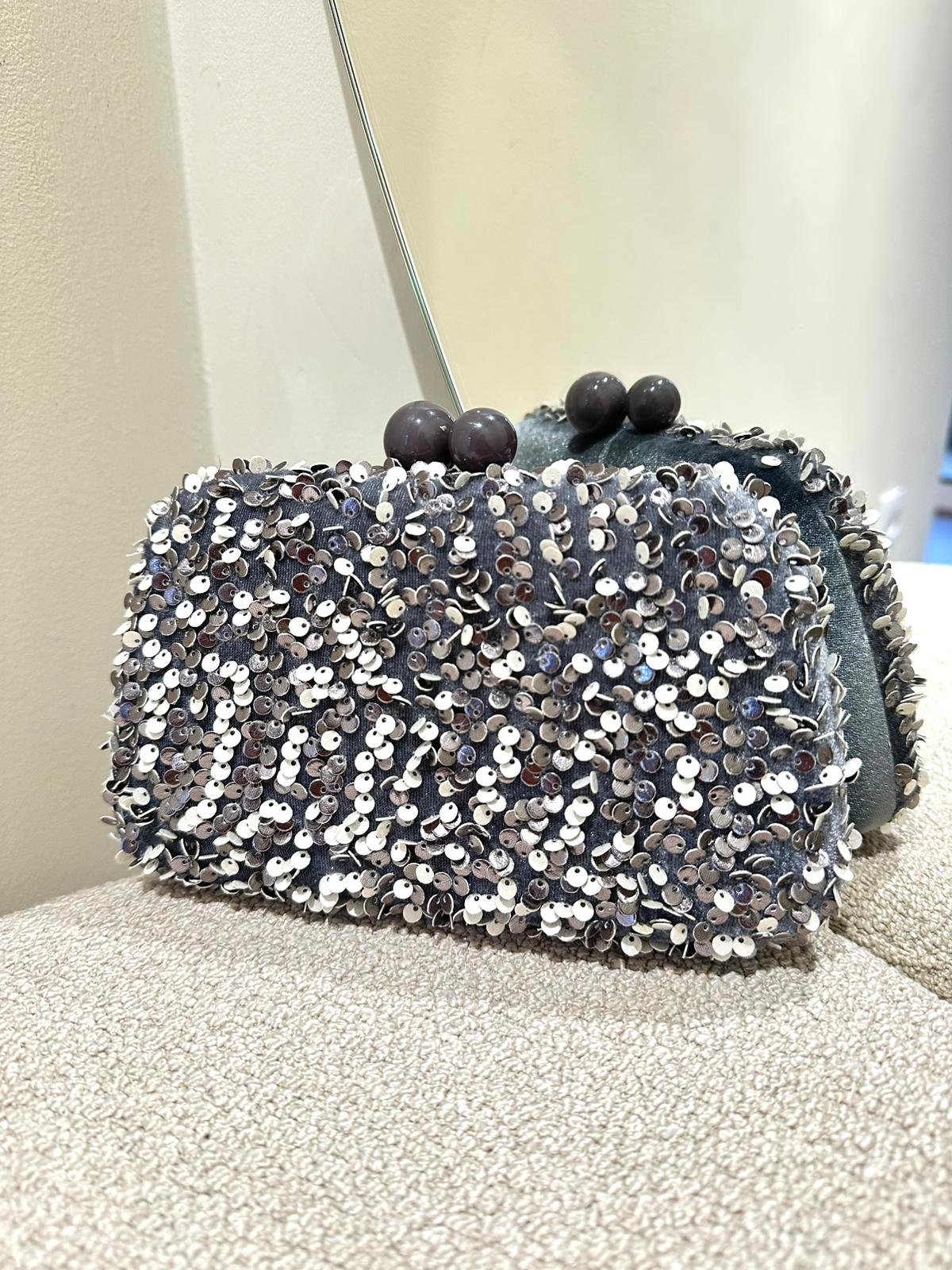 WhatsApp Image 2025-11-25 at 17.02.30 CLUTCH DE VELUDO COM LANTEJOULAS CINZA PONTO CHIC - Image 1