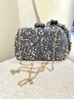 CLUTCH DE VELUDO COM LANTEJOULAS CINZA PONTO CHIC - Image 3