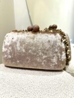 CLUTCH DE VELUDO COM LANTEJOULAS TAUPE PONTO CHIC - Image 3