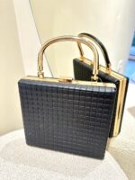 CLUTCH PRETA ESTRUTURADA COM PEGA DOURADA PONTO CHIC