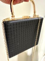 CLUTCH PRETA ESTRUTURADA COM PEGA DOURADA PONTO CHIC - Image 3