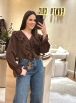 BLUSA CASTANHA COM FOLHOS PONTO CHIC