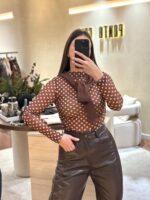 CAMISOLA CASTANHA COM BOLAS BRANCAS PONTO CHIC