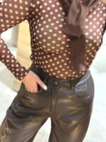 CAMISOLA CASTANHA COM BOLAS BRANCAS PONTO CHIC - Image 2