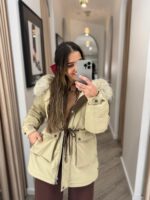 CASACO BEGE COM BOLSOS E PELO PONTO CHIC