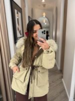 CASACO BEGE COM BOLSOS E PELO PONTO CHIC - Image 4