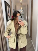 CASACO BEGE COM BOLSOS E PELO PONTO CHIC - Image 3