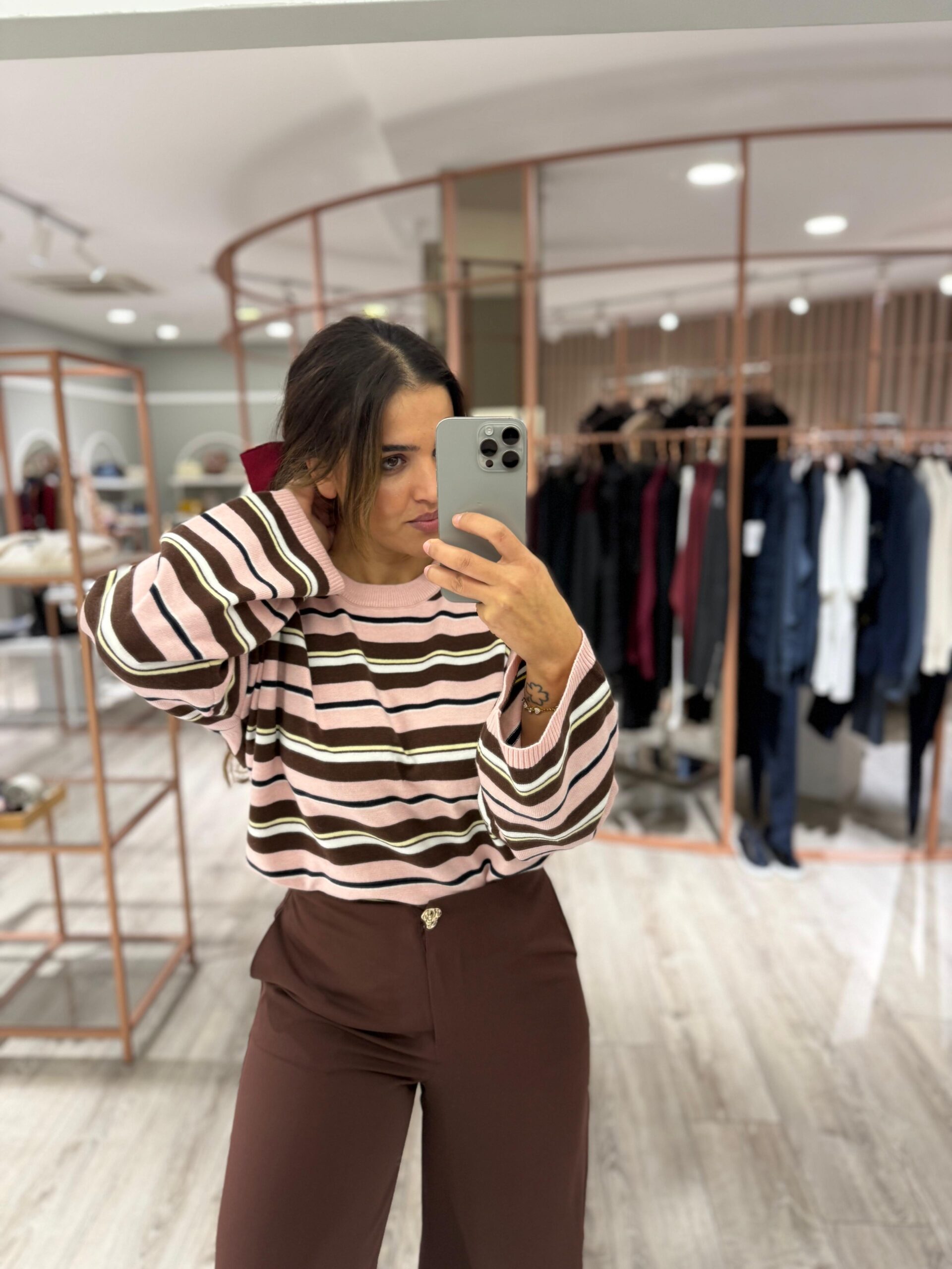 WhatsApp Image 2025-12-18 at 20.18.36 (3) CAMISOLA ÀS RISCAS ROSA E CASTANHA PONTO CHIC - Image 1