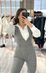 MACACÃO XADREZ CINZA DE DECOTE EM V RINASCIMENTO - Image 2