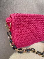 MALA TIRACOLO ROSA COM CORRENTE PONTO CHIC - Image 3