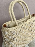 MALA DE MÃO EM PALHA ENTRELAÇADA PONTO CHIC - Image 4