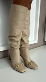 BOTA ALTA BEGE COM DETALHE DOURADO RINASCIMENTO