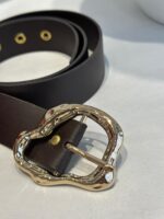 CINTO CASTANHO COM FIVELA DOURADA