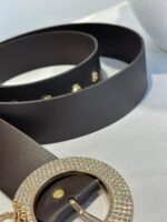 CINTO CASTANHO COM FIVELA REDONDA CRAVEJADA MISS YOU - Image 2