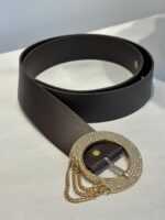 CINTO CASTANHO COM FIVELA REDONDA CRAVEJADA MISS YOU - Image 3