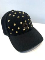 BONÉ PRETO COM TACHAS DOURADAS GIL SANTUCCI