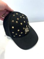 BONÉ PRETO COM TACHAS DOURADAS GIL SANTUCCI - Image 3