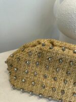 MALA DE MÃO PALHA COM APLICAÇÃO DE BRILHOS PONTO CHIC