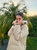 CASACO ACOLCHOADO BEGE COM CAPUZ BRANCO PONTO CHIC - Image 3