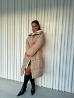 CASACO ACOLCHOADO BEGE COM CAPUZ BRANCO PONTO CHIC - Image 4