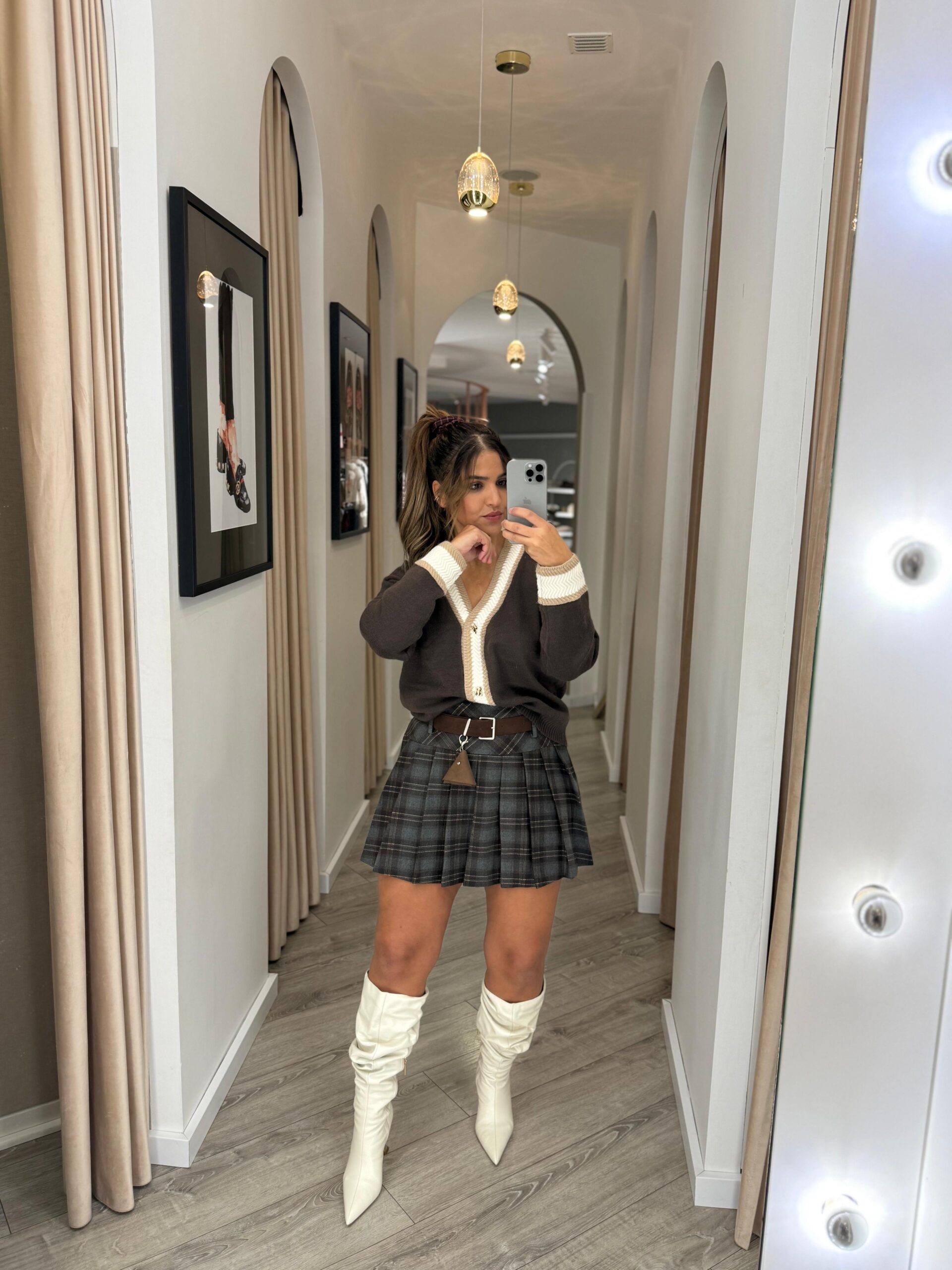 c13c0166-4703-4656-8cbc-639e479f1746 SAIA CURTA XADREZ CASTANHA PONTO CHIC - Image 1