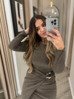 VESTIDO CASTANHO COM FIVELA DOURADA PONTO CHIC - Image 5