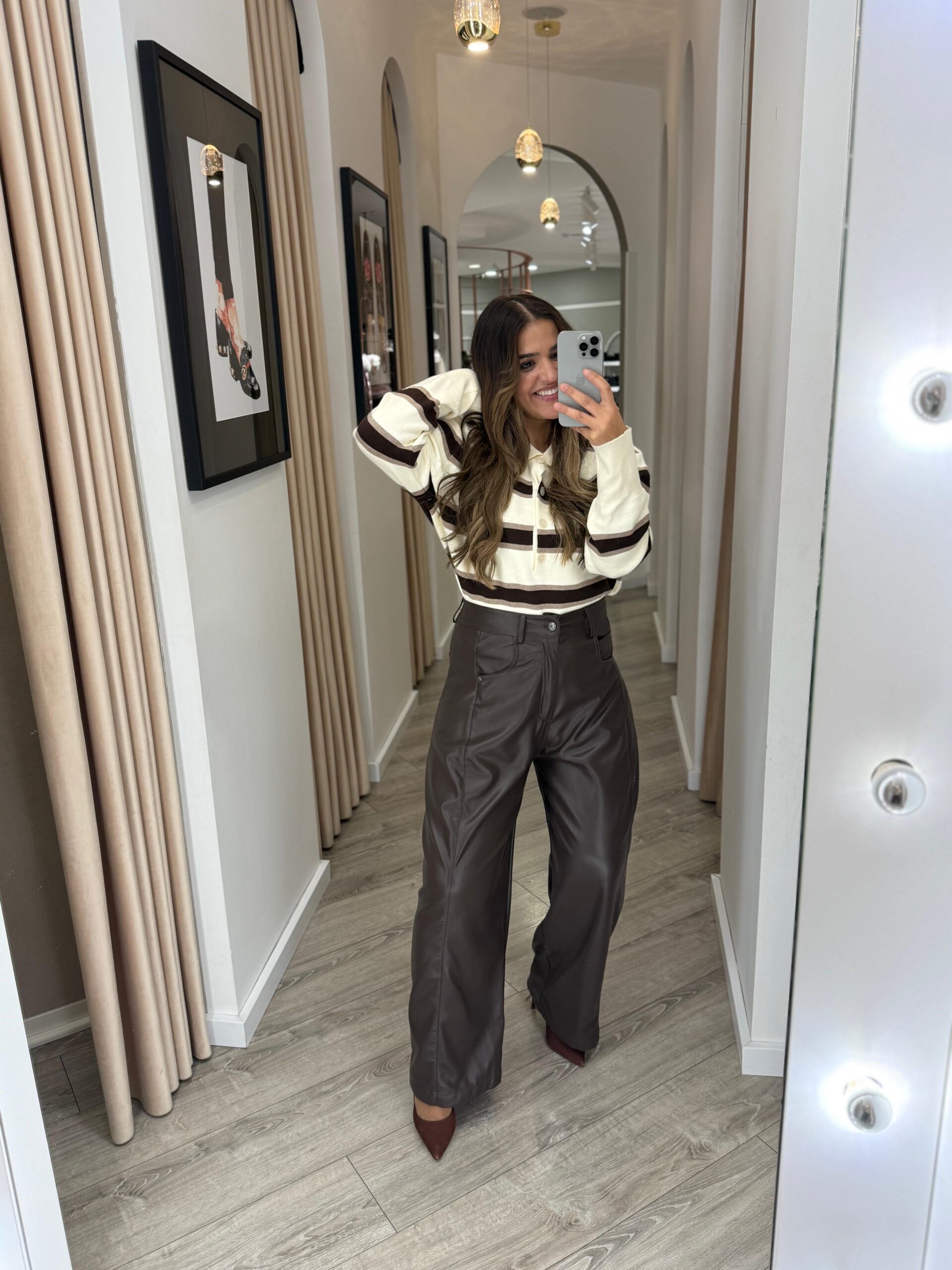 dcf2b218-ee36-4625-8a88-6e906f589571 CALÇAS CASTANHAS EM ECOPELE PONTO CHIC - Image 1