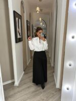 CAMISA BRANCA COM APLICAÇÃO FLORAL NA OMBREIRA IMPERIAL - Image 2