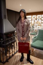 MALA BORDEAUX EM PELE COM ARGOLA DOURADA SAHOCO - Image 3