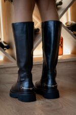 BOTA ALTA PRETA COM DETALHE METÁLICO RINASCIMENTO - Image 4