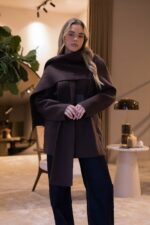 CASACO CASTANHO COM CACHECOL INTEGRADO PONTO CHIC