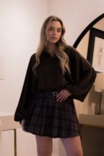 CAMISA CASTANHA CURTA ACETINADA PONTO CHIC - Image 5