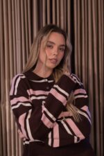 POLO CASTANHO COM RISCAS ROSA E CREME PONTO CHIC - Image 2