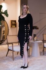 VESTIDO PRETO COM DETALHES DOURADOS PONTO CHIC - Image 2