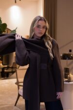 CASACO CASTANHO COM CACHECOL INTEGRADO PONTO CHIC - Image 2